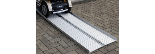 Rampe für Rollstühle mit Scooter
